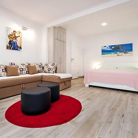 La Svalba & 4* 로비니